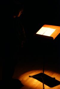 �M���M���܂ŏƖ��𗎂Ƃ��āA�|���{��