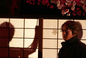 ���̉e�͒N�H