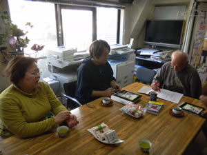 喜ぶ書を赤文字で記されています